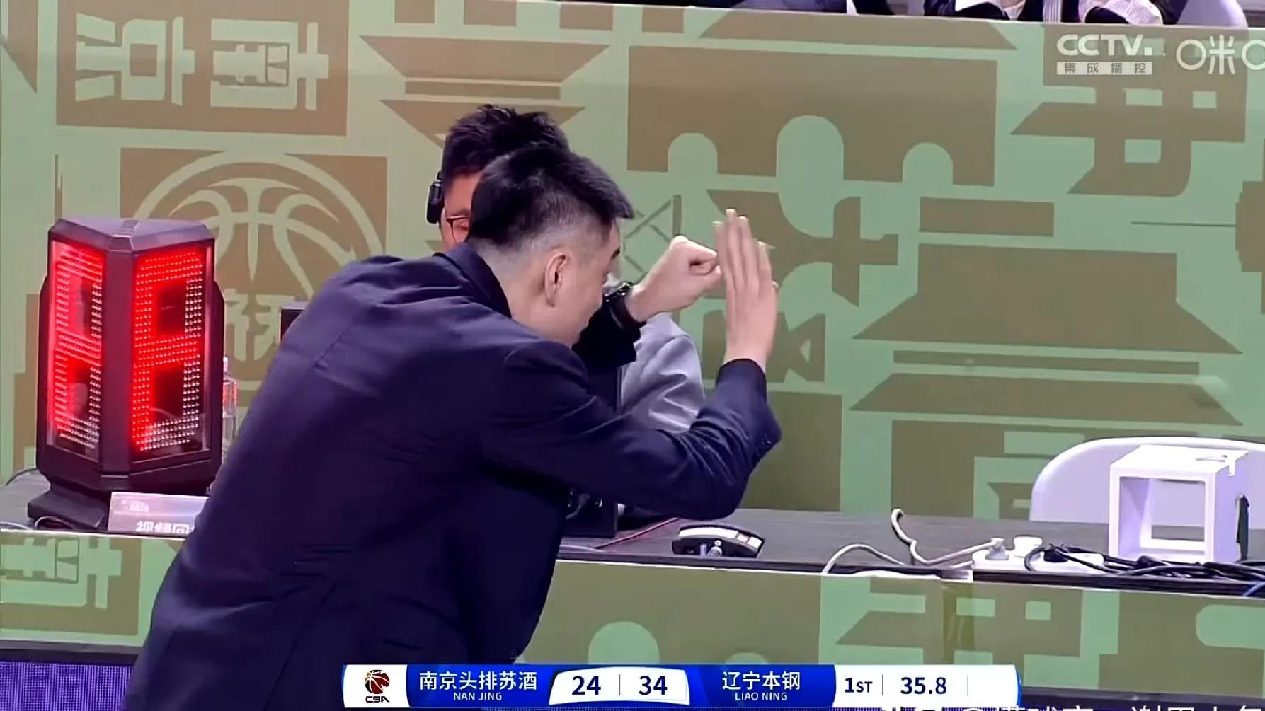 球队教练改变策略，取得出人意料的胜利